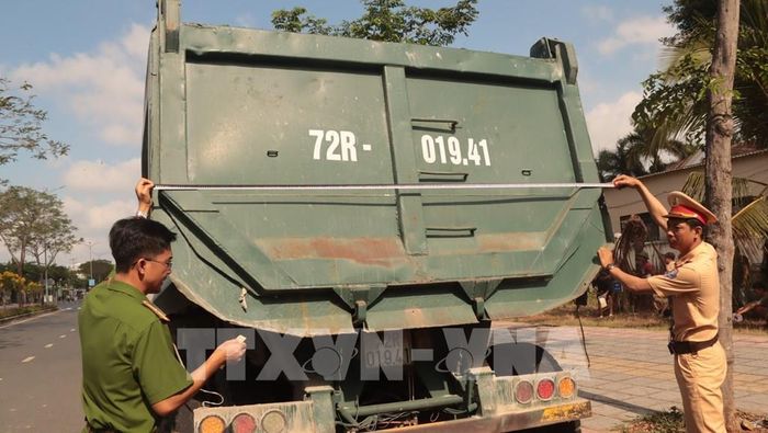 Lực lượng Cảnh sát giao thông Công an TP. Hồ Chí Minh hỗ trợ nghiệp vụ cho Công an phường Phú Mỹ kiểm tra kết cấu xe. Ảnh: Huỳnh Sơn - TTXVN