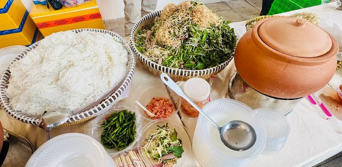 Gian hàng bún nước lèo. Ảnh: Hồ Lam