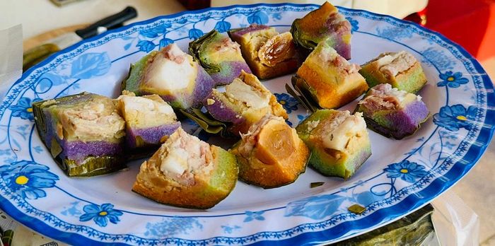 Mâm bánh tét Trà Cuôn, đặc sản Trà Vinh (nay là tỉnh Vĩnh Long) được chiêu đãi trong tiệc họp mặt. Ảnh: Hồ Lam