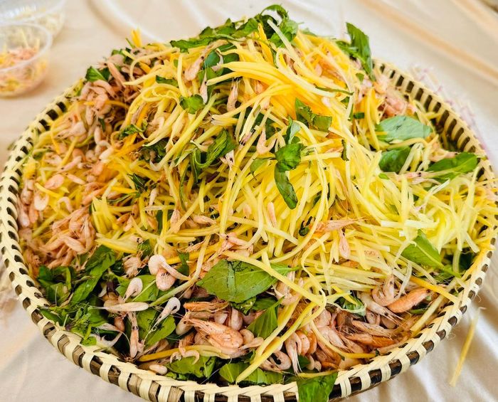 Món Bok Lahong được trưng bày ở 1 gian hàng trong chương trình. Ảnh: Hồ Lam