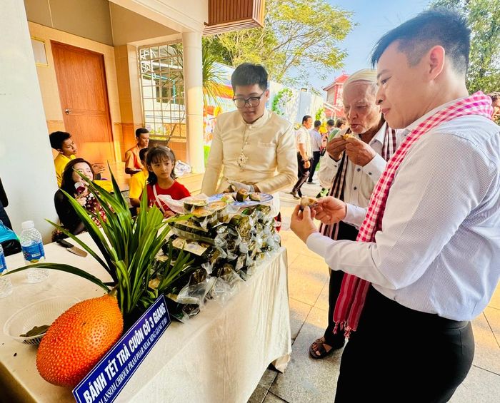 Gian hàng bánh tét Trà Cuôn thu hút nhiều người tham quan, thưởng thức. Ảnh: Hồ Lam