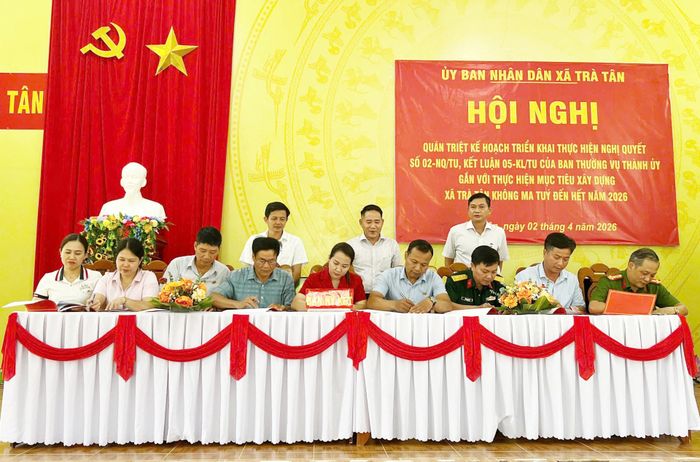 Đại diện các cơ quan, ban ngành, trường học, đoàn thể xã hội trên địa bàn xã Trà Tân ký cam kết thi đua xây dựng môi trường sống an toàn, lành mạnh, không có tệ nạn ma túy. Ảnh: UBND xã Trà Tân