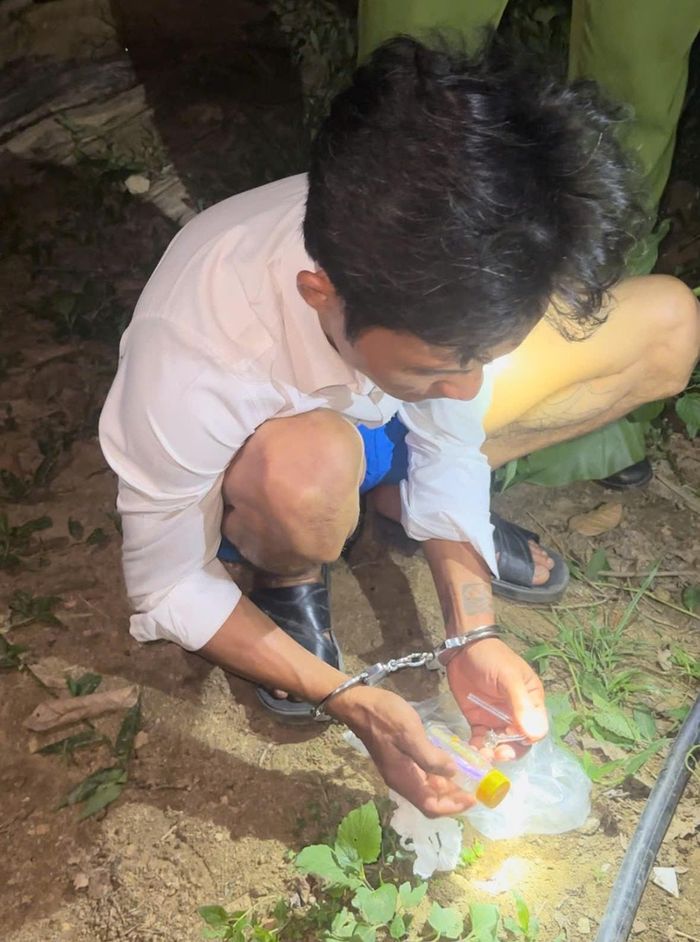 Một đối tượng liên quan đến ma túy bị Công an xã Thạnh Mỹ xử lý. Ảnh: Công an xã Thạnh Mỹ