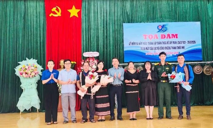 Lễ ra mắt mô hình “Cồng chiêng thanh thiếu nhi tham gia bảo tồn bản sắc văn hóa”. Ảnh: Rơ Lan Chang