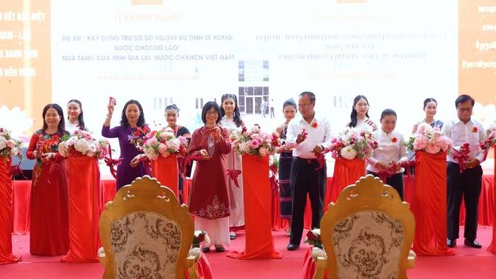 Các đại biểu cắt băng khánh thành công trình trụ sở Sở Ngoại vụ tỉnh Sekong. Ảnh: Dũng Nhân 