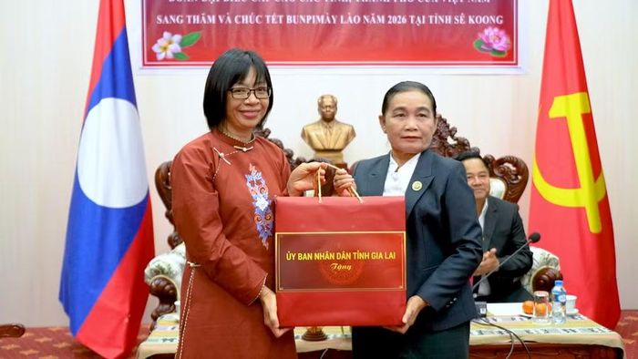  Phó Chủ tịch UBND tỉnh Nguyễn Thị Thanh Lịch (bên trái) tặng quà cho lãnh đạo tỉnh Sekong. Ảnh: Dũng Nhân 