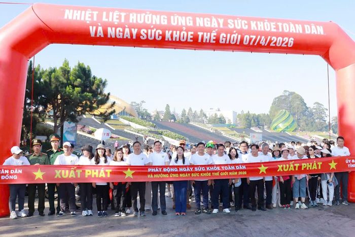 Cán bộ và Nhân dân tỉnh Lâm Đồng tham gia đi bộ quanh khu vực Hồ Xuân Hương