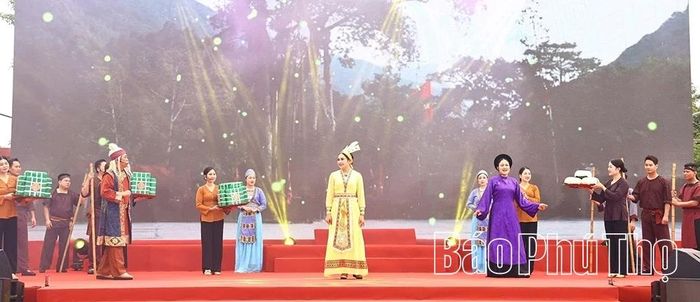 Giao lưu các làn điệu Soọng cô của dân tộc Sán Dìu và các tiết mục văn nghệ đặc sắc đã góp phần làm nổi bật bản sắc văn hóa các dân tộc và nâng cao trải nghiệm cho du khách khi về trẩy hội Tây Thiên.