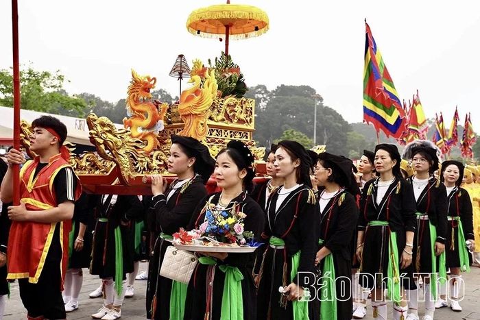 Đoàn rước kiệu trong trang phục truyền thống rực rỡ đã tái hiện sinh động nghi lễ cổ truyền, thể hiện chiều sâu văn hóa của lễ hội; đồng thời gửi gắm ước nguyện mưa thuận gió hòa, phản ánh rõ nét tín ngưỡng gắn bó mật thiết với đời sống cư dân nông nghiệp.