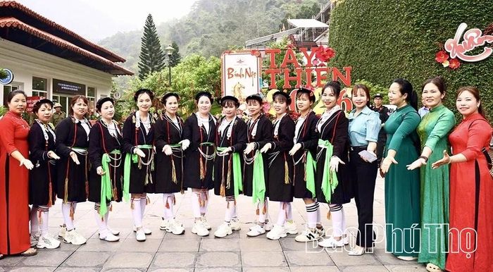 Trong không gian Lễ hội, người dân và du khách đã lưu lại những hình ảnh góp phần quảng bá hình ảnh Tây Thiên đến mọi miền Tổ quốc và bạn bè quốc tế.