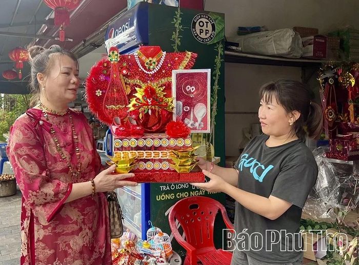 Du khách sắm lễ dâng lên Quốc mẫu Tây Thiên cầu mong bình an, hạnh phúc.
