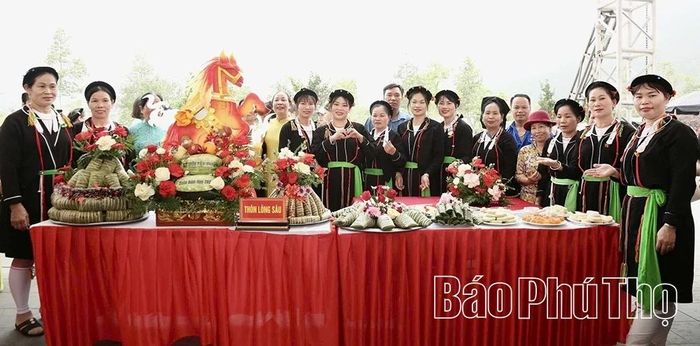 Sau phần lễ được tổ chức trang nghiêm với các nghi thức truyền thống, phần hội diễn ra sôi nổi với nhiều hoạt động như giã bánh giầy, gói bánh chưng gù...