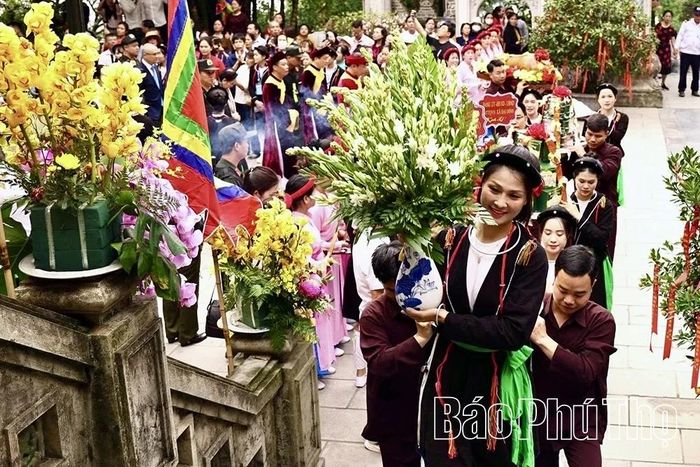 Thanh bông hoa quả, lễ vật được thành kính dâng lên Quốc Mẫu Tây Thiên.