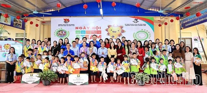 Đại biểu, giáo viên và học sinh tại Ngày hội STEAM - Đấu trường Sunbot 2026.