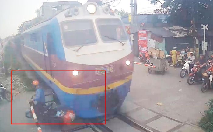 Nam tài xế xe máy may mắn thoát chết trong gam tấc