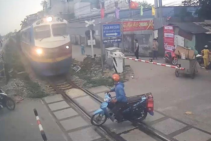 Nam thanh niên cố tình điều khiển xe máy vượt barie khi tàu hỏa đi đến