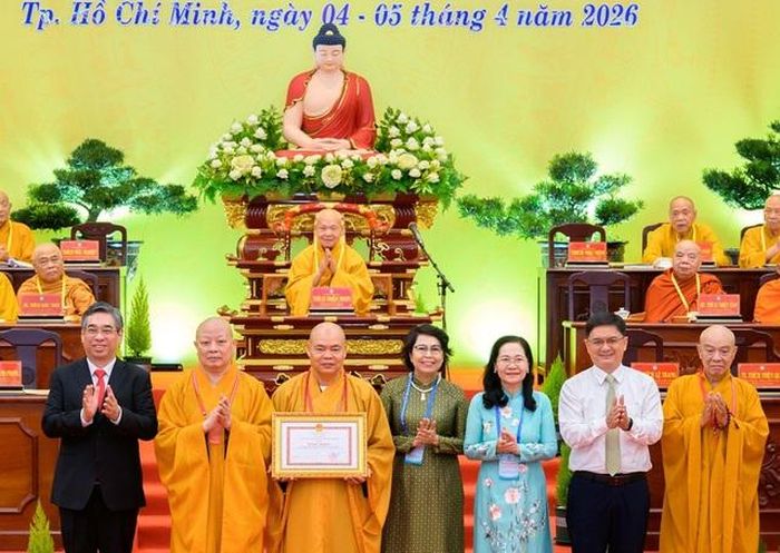 Lãnh đạo TPHCM tặng bằng khen cho Ban trị sự Giáo hội Phật giáo Thành phố.