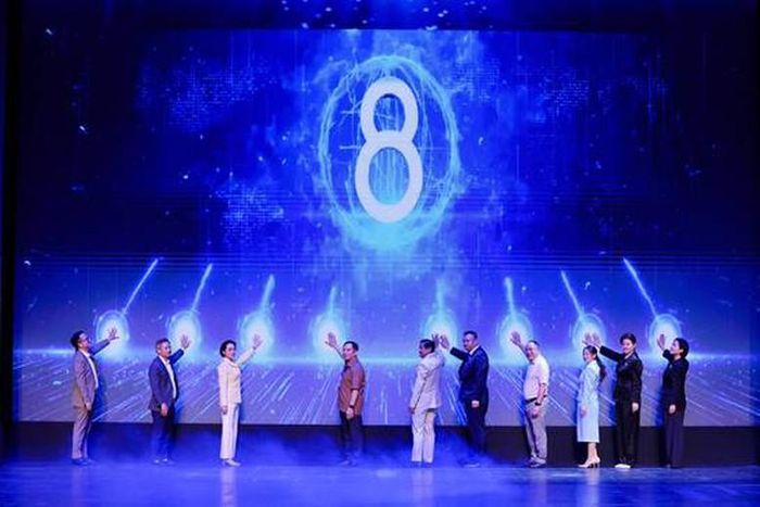 Các đại biểu bấm nút khởi động chương trình chuyển đổi số trong đêm gala.