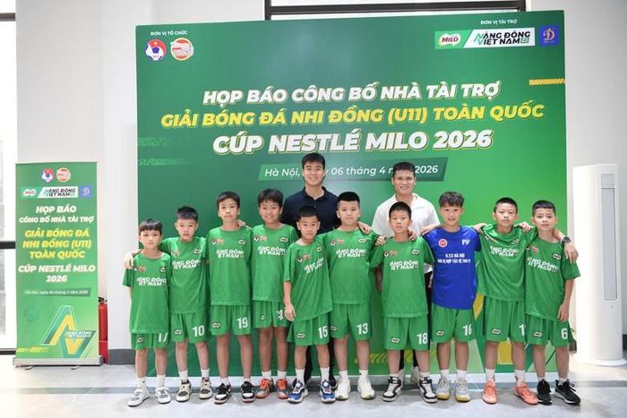 Hai tuyển thủ Đội tuyển bóng đá Quốc gia Việt Nam Đỗ Duy Mạnh và Phạm Tuấn Hải cùng các cầu thủ nhí tại Lễ công bố Giải Bóng đá Nhi đồng (U11) Toàn quốc Cúp Nestlé MILO 2026 - Ảnh: VGP/LT