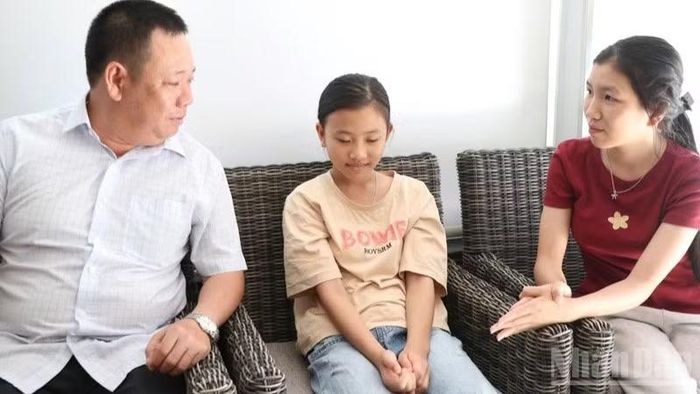 Luật sư Lê Nguyễn Lê Vi trò chuyện thân mật với các bệnh nhân trước khi khám bệnh.