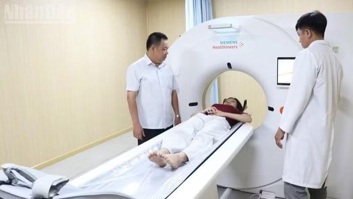 Trung tâm Y khoa đa khoa Hoa Sen đầu tư hệ thống trang thiết bị hiện đại với kinh phí hơn 100 tỷ đồng để phục vụ miễn phí bệnh nhân nghèo tại địa phương.