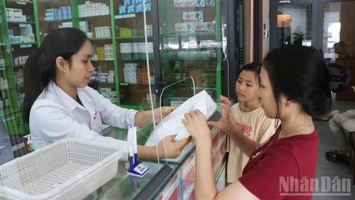 Bệnh nhân nhận thuốc miễn phí và được hướng dẫn sử dụng sau khi khám bệnh.