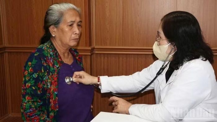 Bác sĩ nơi đây tận tình, hỏi han kỹ lưỡng tình hình sức khỏe của bệnh nhân mỗi lần đến khám để chỉ định phương pháp điều trị phù hợp.