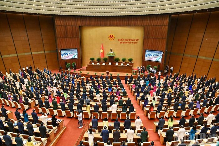 Quang cảnh nghi lễ chào cờ tại Kỳ họp thứ nhất, Quốc hội khóa XVI.