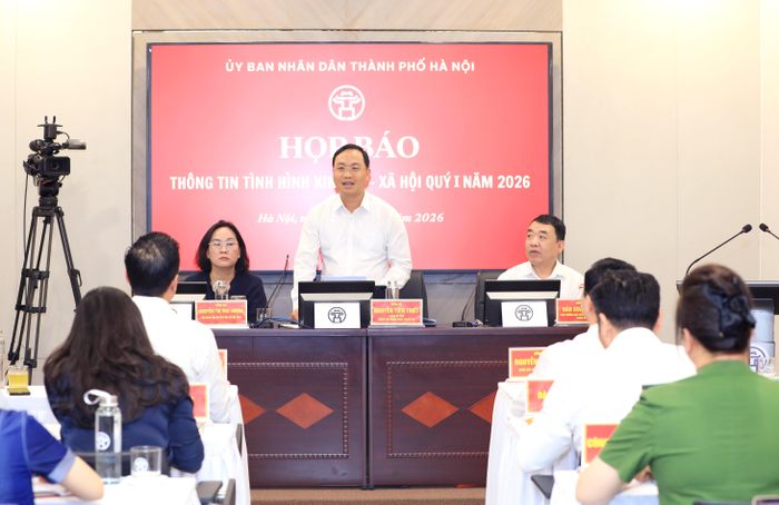 Ông Nguyễn Tiến Thiết, Chánh Văn phòng UBND TP Hà Nội chủ trì họp báo