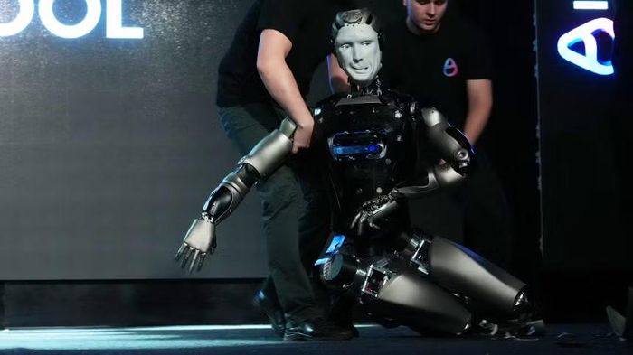 Thực tế, ngành robot của Nga cũng từng gặp không ít sự cố, điển hình như trường hợp robot Aidol bị ngã trong buổi ra mắt năm 2025, cho thấy khoảng cách giữa trình diễn công nghệ và ứng dụng thực tế vẫn còn rất lớn, và Arkus dù chưa gặp sự cố tương tự nhưng vẫn cần vượt qua một chặng đường dài để chứng minh tính ổn định và hiệu quả trong môi trường vận hành thực tế.