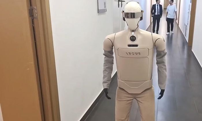 Điểm đáng chú ý của Arkus không nằm ở việc cạnh tranh trực tiếp với những robot hình người tiên tiến nhất thế giới về mặt công nghệ, mà ở cách tiếp cận thực tế và tiết kiệm chi phí, khi các nhà phát triển tập trung vào bài toán ứng dụng cụ thể là giao hàng trong đô thị thay vì cố gắng tạo ra một “siêu robot” đa năng, qua đó giúp rút ngắn thời gian triển khai và giảm đáng kể rào cản thương mại hóa.
