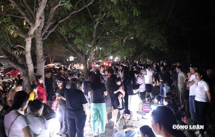 Chợ đêm tấp nập kẻ mua người bán, tạo nên điểm nhấn của phố biển Cửa Lò. Ảnh: Kim Long