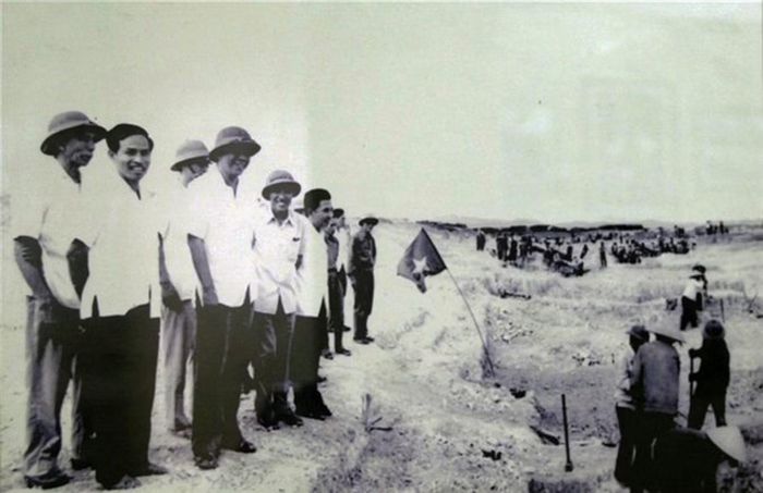 Tổng Bí thư Lê Duẩn (hàng đầu, thứ hai từ bên trái sang) về thăm công trình đại thủy nông Nam Thạch Hãn trong giai đoạn thi công. Ảnh: TL