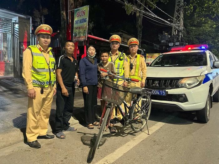 Tổ CSGT cùng gia đình cháu bé chụp ảnh lưu niệm.