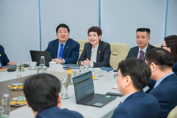 Bà Đặng Thị Hương Giang (chính giữa) chủ trì buổi họp cùng các đơn vị thành viên trong hệ sinh thái KLC Group