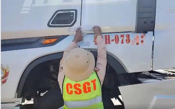 CSGT niêm phong xe đầu kéo vi phạm nhiều lỗi trên cao tốc. Ảnh: A.X