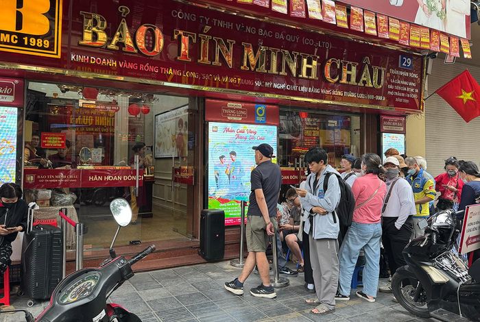 Khách hàng giao dịch vàng tại Bảo Tín Minh Châu. Ảnh: D.A