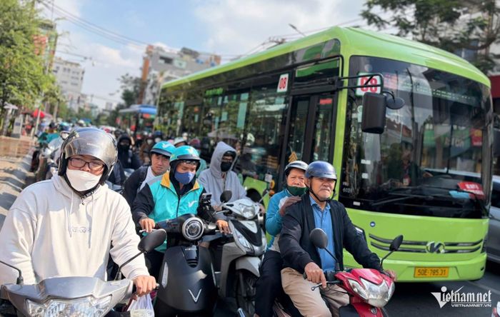 TPHCM phấn đấu đạt cột mốc 100% xe buýt và phương tiện giao thông công cộng sử dụng năng lượng sạch, năng lượng xanh vào năm 2030. Ảnh: Tuấn Kiệt