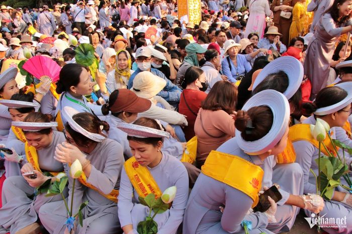 Lễ hội Quán Thế Âm thu hút hàng nghìn người tham dự.