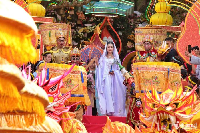 Tại lễ chính, các chư tôn, tăng ni, Phật tử, đạo hữu cùng nhau tham gia phần lễ rước tôn tượng Quán Thế Âm Bồ Tát. 