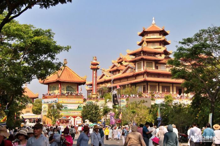Đông đảo người dân đổ về chùa Quán Thế Âm khu vực tổ chức lễ hội.