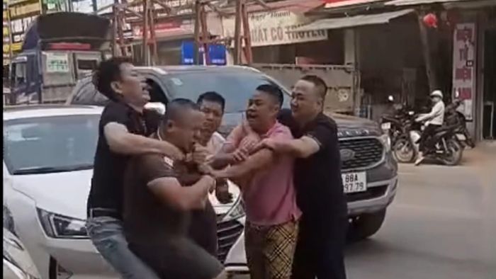 Vụ việc xảy ra tại tuyến đường tỉnh lộ 305 thuộc địa phận xã Tam Hồng. Ảnh: Cắt từ clip