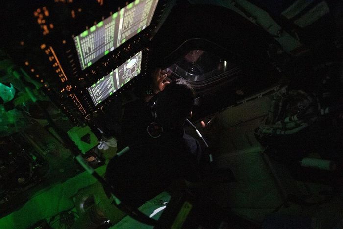 Phi hành gia CSA Jeremy Hansen nhìn ra ngoài từ tàu vũ trụ Orion. Ảnh: NASA