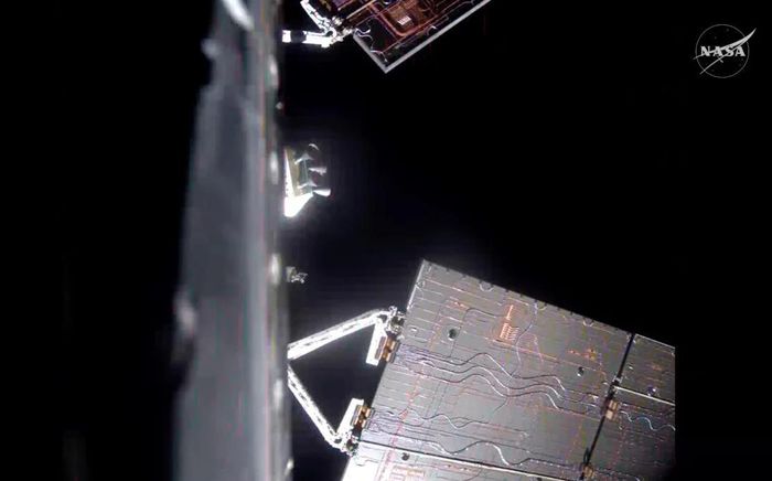 Hình ảnh tàu vũ trụ Orion của NASA sau khi thực hiện thao tác đốt nhiên liệu hiệu chỉnh hướng đi, tinh chỉnh quỹ đạo của tàu hướng tới Mặt Trăng. Orion và bốn thành viên phi hành đoàn của sứ mệnh Artemis II sẽ thực hiện chuyến bay vòng quanh phía xa của Mặt Trăng vào ngày 7/4 (giờ Hà Nội). Nguồn: NASA