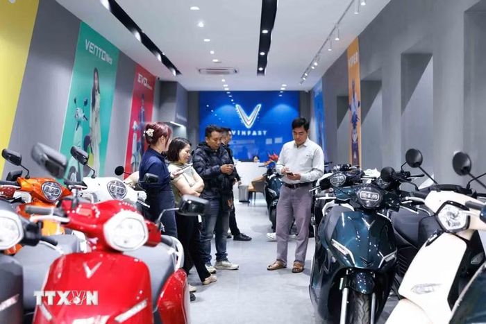 Các cửa hàng xe máy điện của VinFast tiếp rất nhiều lượt khách trong những ngày qua. (Ảnh: Phạm Tuấn Anh/TTXVN)