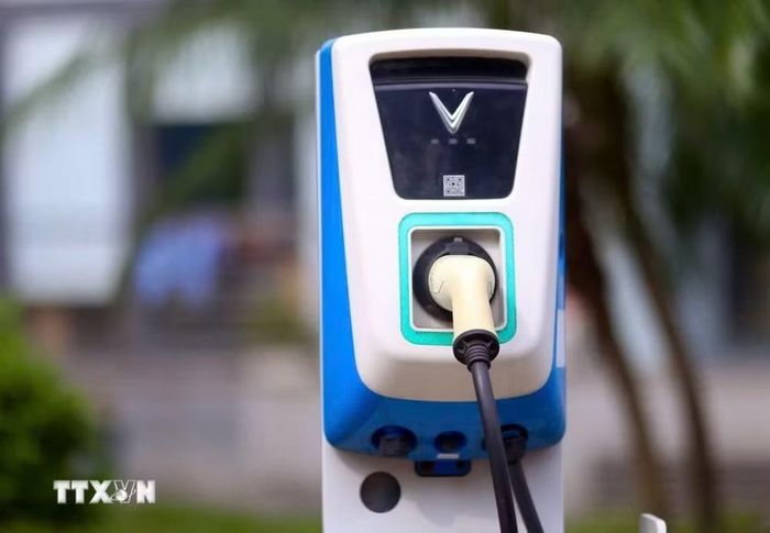 Hệ thống trụ sạc xe điện VinFast được lắp đặt đồng bộ tại khu vực khuôn viên chung cư CT1 Bệnh viện 103, sẵn sàng phục vụ nhu cầu của cư dân. (Ảnh: Phương Anh/TTXVN phát)