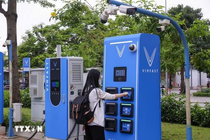 Người dùng thực hiện thao tác đổi pin cho xe máy điện tại trạm đổi pin tự động ở khu đô thị phía Tây Hà Nội. (Ảnh: Quỳnh Anh/TTXVN phát)