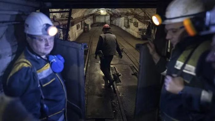 Các công nhân làm việc tại một mỏ than ở vùng Dnipropetrovsk, Ukraine. (Ảnh: AP)
