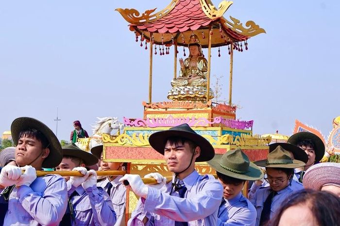 Lễ rước Tôn tượng Đức Bồ Tát Quán Thế Âm đầy trang nghiêm. Ảnh: Diễm Phúc