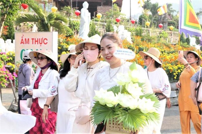 Các phật tử đến chiếm bái dâng hoa kính mừng. Ảnh: Diễm Phúc